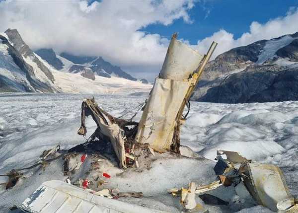 瑞士冰川融化 惊现坠毁飞机残骸 遇难者54年前就